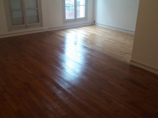 Remise en état d’un parquet ancien dans un appartement à Octeville